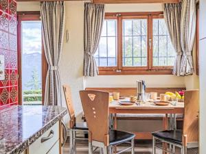 Χώρος καθιστικού στο Apartment Chalet Schöpfli by Interhome