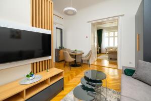 Μια τηλεόραση ή/και κέντρο ψυχαγωγίας στο Titova Design Apartments