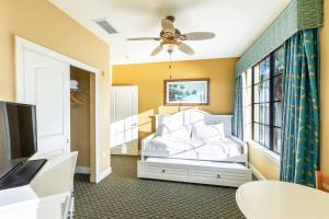 Uma TV ou centro de entretenimento em The Berkley, Orlando
