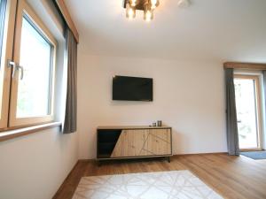 Televízia a/alebo spoločenská miestnosť v ubytovaní Apartment Hohe Salve by Interhome + 37 fotografií