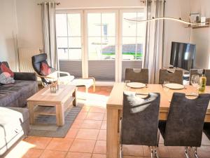 Televisyen dan/atau pusat hiburan di Holiday Home Eckhuus by Interhome