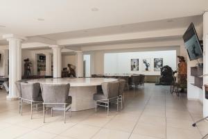 Großes Zimmer mit großem Tisch und Stühlen in der Unterkunft Casa Ferlioni in Temixco