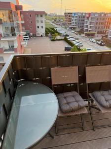una mesa y sillas en un balcón con aparcamiento en Sapore Dream STUDIO 3, en Opole