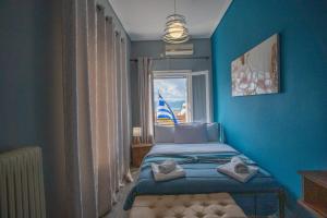 En eller flere senge i et værelse på Sea View Nikos Apartment