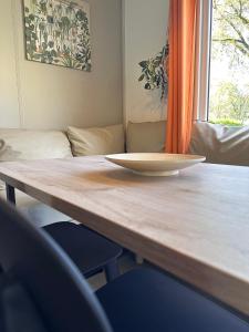 Waterenにある4p Lodge centrally located in National Park, Swimming pool 63の木製テーブル +3枚の写真