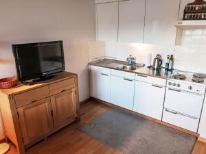 Una cocina o cocineta en Apartment La Prada Wohnung 119 by Interhome 17 fotos más