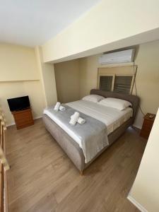 a bedroom with a bed with two towels on it at Saranda View Apartments in Sarandë