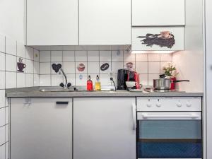 Studio BeKb-Gebäude Apt- G by Interhome的厨房或小厨房