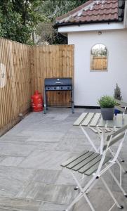 een terras met een grill en een stoel bij The Hide Away in Cromer +3 foto's