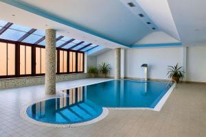Bazén v ubytování Yerevan Resident Hotel nebo v jeho okolí