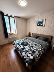 una camera da letto con un letto grande in una stanza di Petite Maison Cosy ad Auxonne