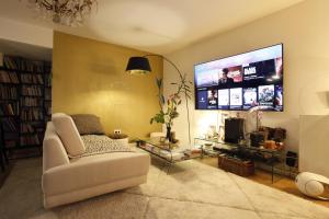 Televisyen dan/atau pusat hiburan di Chambre appartement clo