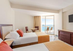 Postel nebo postele na pokoji v ubytování Park Royal Beach Ixtapa - All Inclusive