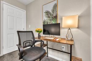 a desk with a computer and a chair in a room at Casa Marigold ATX - Cozy Stay - Near DT & Airport in Austin