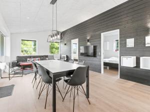 哈泽斯莱乌Holiday Home Harri - 400m from the sea by Interhome的一间带桌椅的餐厅和客厅