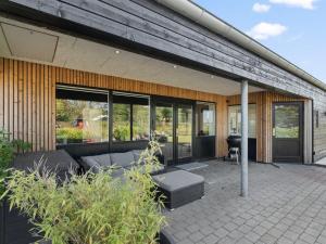 哈泽斯莱乌Holiday Home Harri - 400m from the sea by Interhome的带沙发和桌椅的天井。