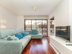 - un salon avec un canapé et des oreillers bleus dans l'établissement Apartment Costa Serena by Interhome, à Sant Antoni de Calonge