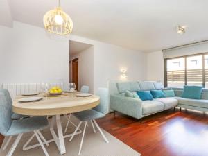 un salon avec une table et un canapé dans l'établissement Apartment Costa Serena by Interhome, à Sant Antoni de Calonge