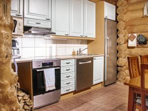 Η κουζίνα ή μικρή κουζίνα στο Holiday Home Kilpis-arkki by Interhome