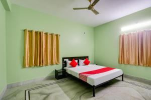 Postel nebo postele na pokoji v ubytování Hotel O M Palace