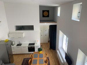 an overhead view of a kitchen with a table at Appartement am Bahnhof in Straubing +3 photos
