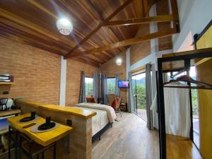 Photo de la galerie de l'établissement Chalé do Deck, à Santo Antônio do Pinhal