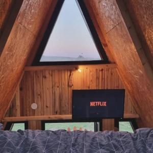 Televisyen dan/atau pusat hiburan di A Pine vikendica u srcu Zapadne Srbije