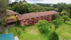 eine Luftaufnahme eines großen Hauses mit Garten in der Unterkunft Hotel Villa Passaredo in Tijucas do Sul