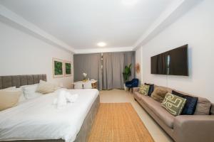 Postel nebo postele na pokoji v ubytování RAKvista Beach Residence- Marjan Island + 37 fotografií