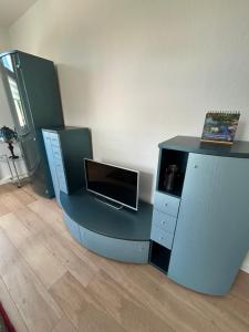 TV a/nebo společenská místnost v ubytování Apartment an der Rödlitzer Kirche + 21 fotografií