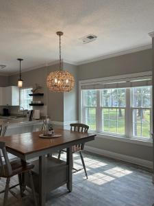 une salle à manger avec une table et un lustre dans l'établissement Birdie on the Green, à Myrtle Beach 32 autres photos