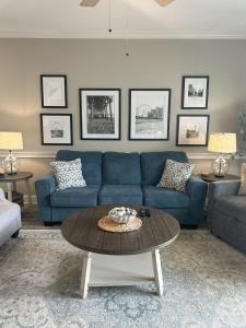 un salon avec un canapé bleu et une table dans l'établissement Birdie on the Green, à Myrtle Beach