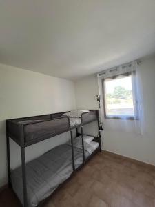 Habitación con litera y ventana en Mazet climatisé avec piscine & tennis Résidence calme proche Lavandou, en Bormes-les-Mimosas