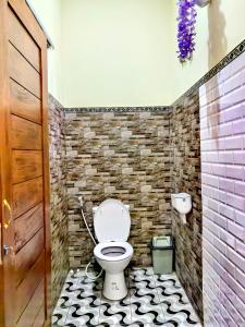パダンバイにあるKarma Mimba Houseのトイレとレンガの壁があるバスルーム +29枚の写真
