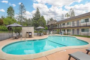 a swimming pool in front of a building at Best Western Gold Country Inn in Grass Valley