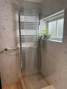 eine Duschkabine im Bad mit Fenster in der Unterkunft New renovated beach front cottage in Mousehole + 28 Fotos