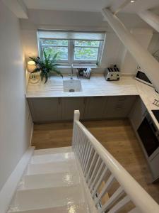 einen Blick über eine Küche mit einem Waschbecken in der Unterkunft New renovated beach front cottage in Mousehole