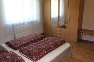 Postel nebo postele na pokoji v ubytování Chalupa pod Lysou horou