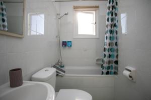 Koupelna v ubytování HORIZON-Amazing location, Sea&Nature View, 2BR,Large Balcony