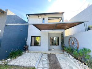 バジェ・エルモソにあるLamirtaの青と白の外観と木製の屋根を持つ家