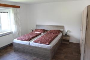 Postel nebo postele na pokoji v ubytování Chalupa pod Lysou horou