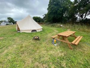 Billede fra billedgalleriet på Cozy Dog Friendly Hot Tent With Log Burner & Logs i Llanfairpwllgwyngyll