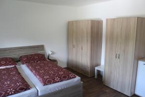 Postel nebo postele na pokoji v ubytování Chalupa pod Lysou horou
