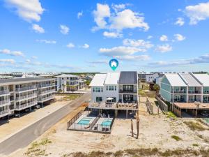 Un edificio de apartamentos con un globo aerostático en el cielo. en Salty Sisters by Pristine Property Vacation Rentals, en Mexico Beach