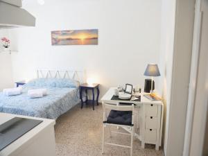 グラードにあるCasa Oleandroのベッドとパソコン付きの机がある寝室 +23枚の写真