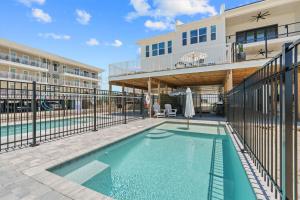 una piscina frente a un edificio en Salty Sisters by Pristine Property Vacation Rentals, en Mexico Beach