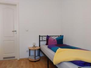 Letto o letti in una camera di Tangermünde Zum S c h m u c k Giebel - Pension & FeWo