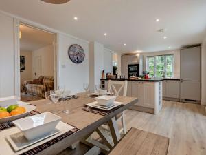 Kuchyň nebo kuchyňský kout v ubytování 4 Bed in Corfe Castle 62985