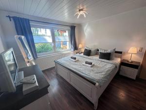 une chambre avec un grand lit et une fenêtre dans l'établissement Eickhof Ferienhaus 200qm - Ferienhof Günter - bis 8 Personen - familienfreundlich, à Warnow