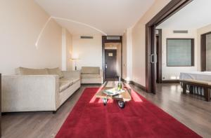 sala de estar con sofá y alfombra roja en Hotel Mercader, en Madrid 37 fotos más